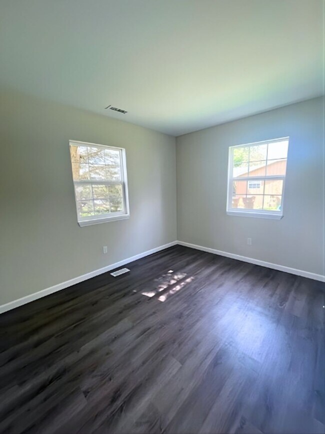 Building Photo - Modern & Spacious 3BR Home with Trendy Design Features and Large Yard!