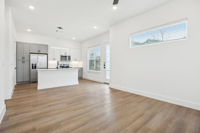 Building Photo - 1601 Mustang Dr