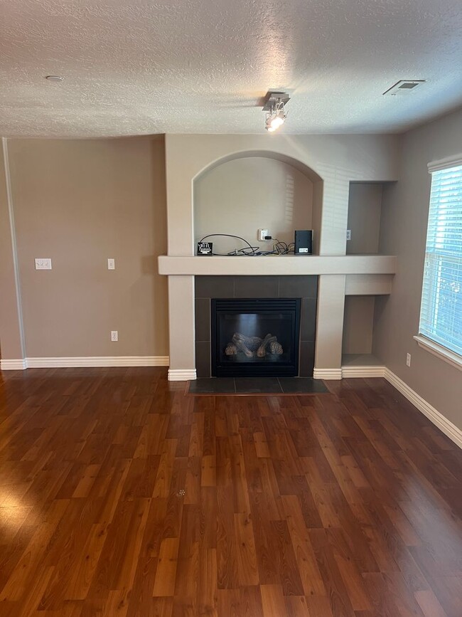 Building Photo - Beautiful Daybreak Condo