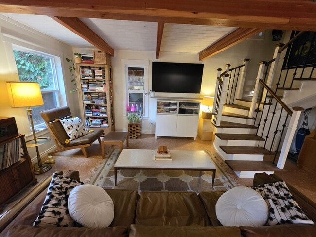 Building Photo - 713 Claire Ln