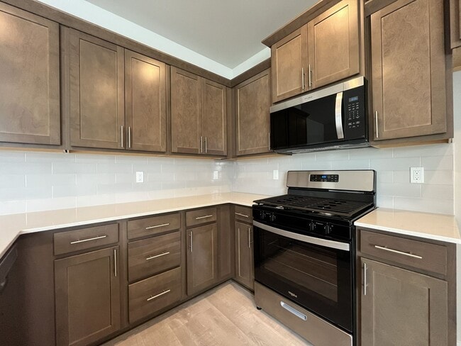 Building Photo - Beautiful Newer Construction 4 Bedroom Forest Grove Home with Open Layout, Quartz Kitchen & Moder...