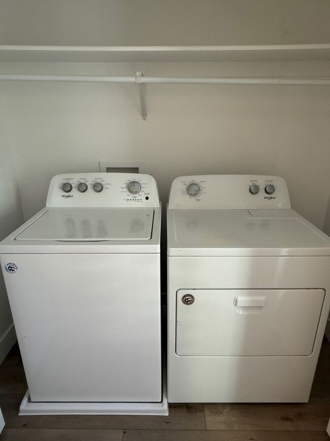 Building Photo - Beautiful townhome