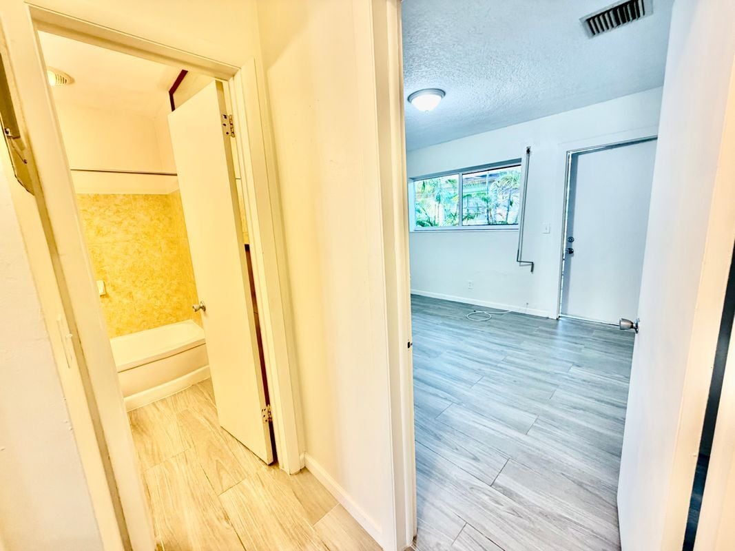 Building Photo - 1821 N 17th Ct