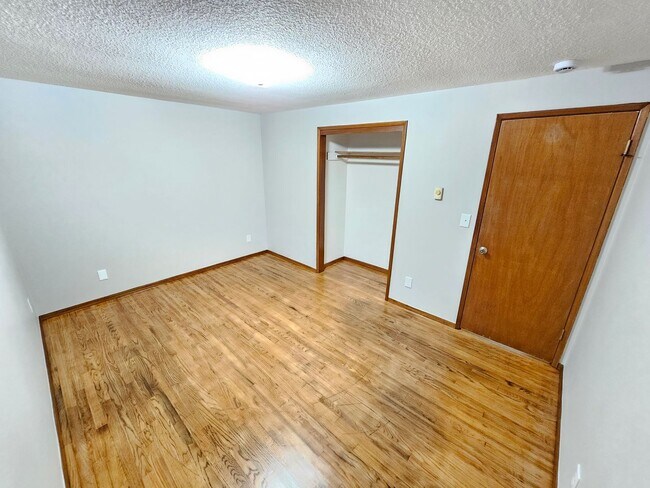 Building Photo - Renovated 2 Bedroom, 1 Bath Apt in Inner M...