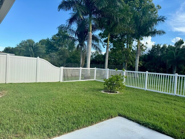 Building Photo - 1612 SE Cascella Ct