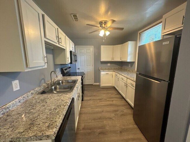 Building Photo - Recently renovated 4 bed/1 bath!