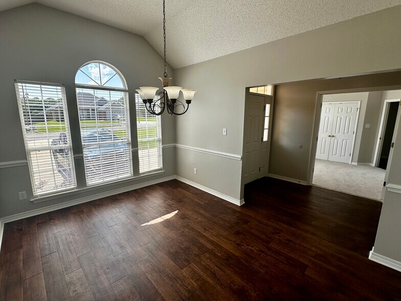 Building Photo - 27078 Stratford Glen Dr