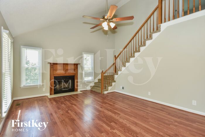 Building Photo - 609 W Creek Dr
