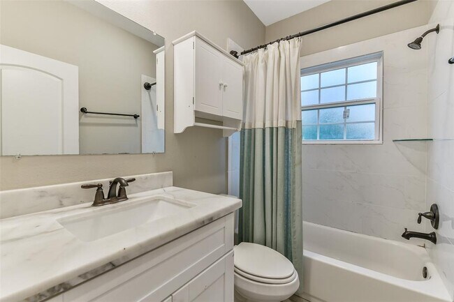 Building Photo - 15407 Cypress Gdns Dr