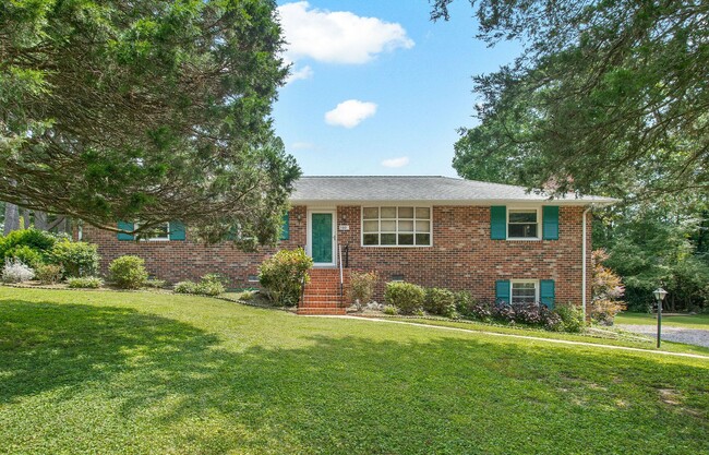 Building Photo - Pristine Brick Rancher in Sandston on an acre