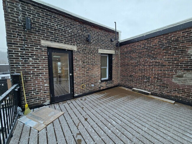 Building Photo - Beautifully Remodeled 3 Bedroom With Rooftop Deck - Downtown Sharpsburg