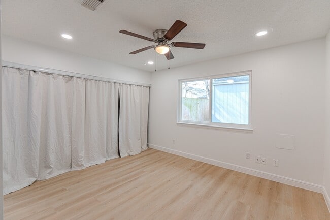 Building Photo - 23225 Prairie Bird Dr