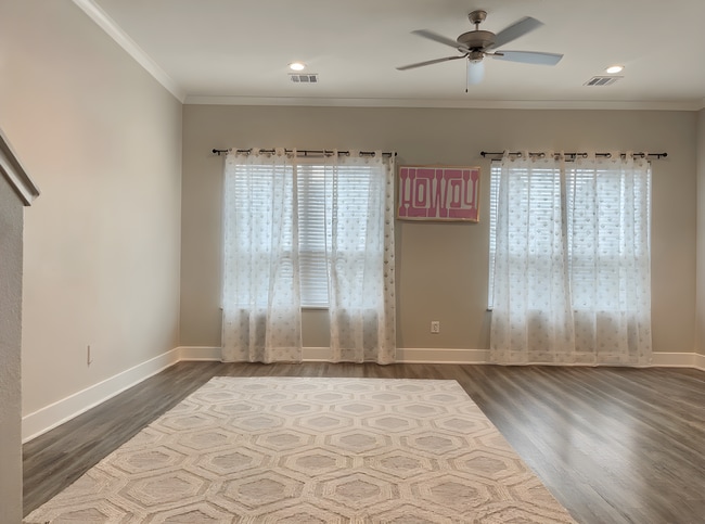 Building Photo - 201 Fairway Dr