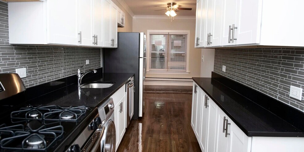 Building Photo - 730 W Roscoe St