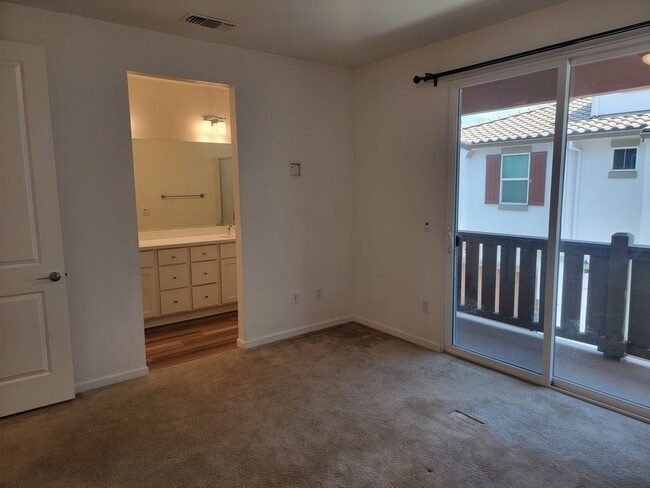 Building Photo - Beautiful 3 story home with 4 bedrooms 3.5...