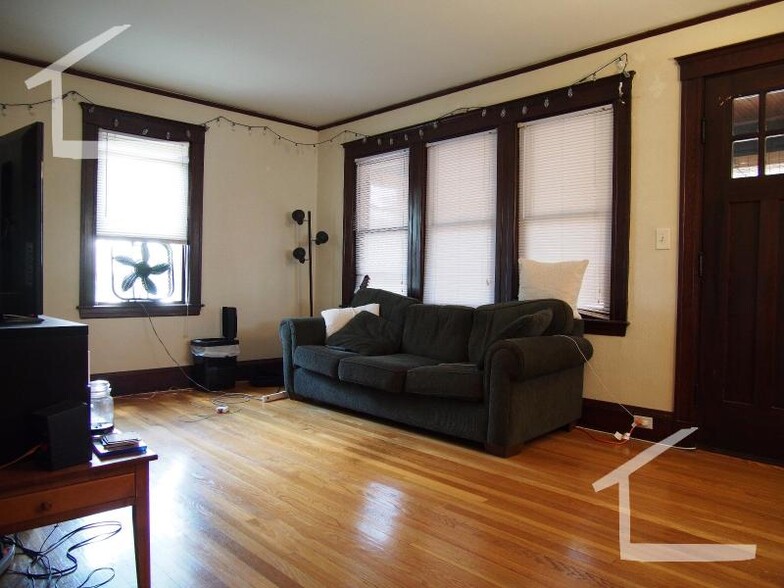 Building Photo - 53 Hunnewell Ave