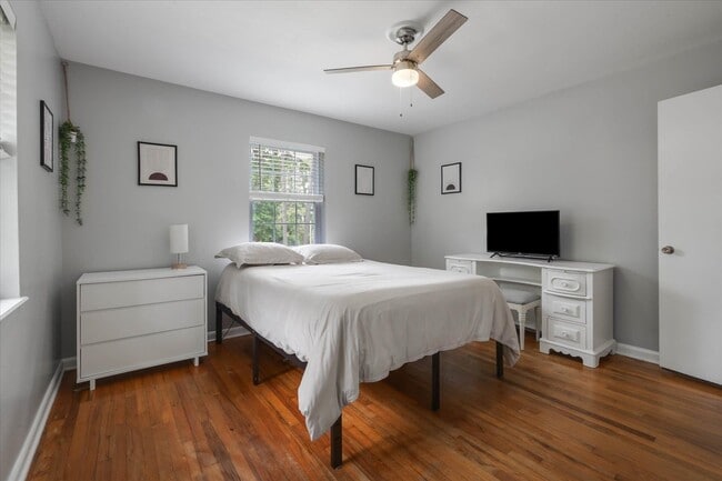 Building Photo - 1917 Sharon Rd