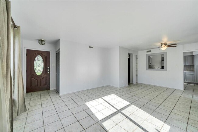 Building Photo - 1129 W San Antonio St