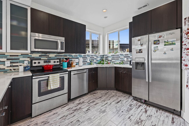 Building Photo - 1010 Rooftop Dr