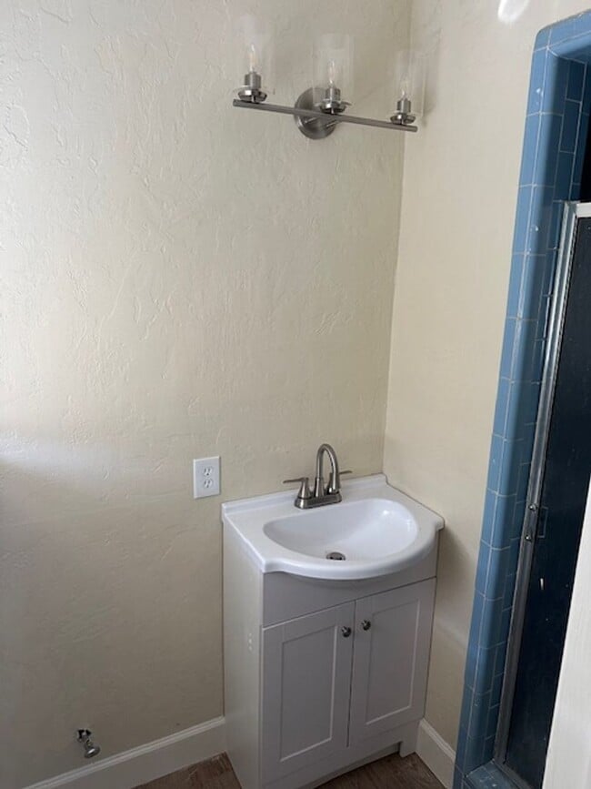 Building Photo - 4/2/1  LISD Fenced yard and pet friednly