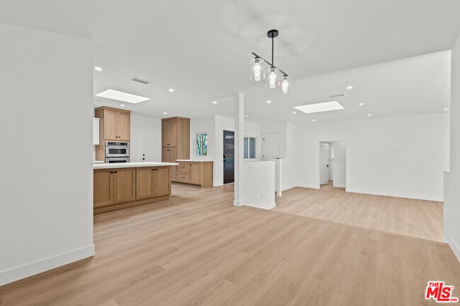 Building Photo - 3647 Grand View Blvd