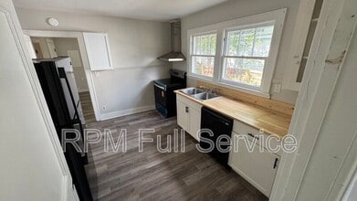 Building Photo - 423 Maple St