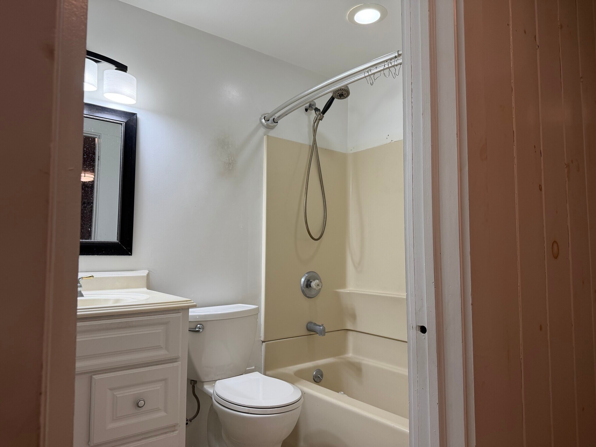 Full Bath - 555 Main St