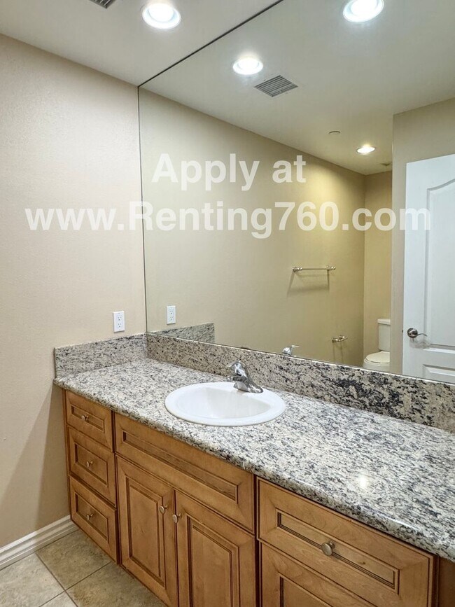 Building Photo - Gorgeous & Spacious 4 Bed Home