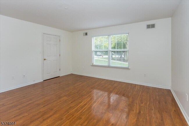 Building Photo - 34 Maple Ln