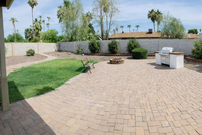 Building Photo - 8832 E Lupine Ave