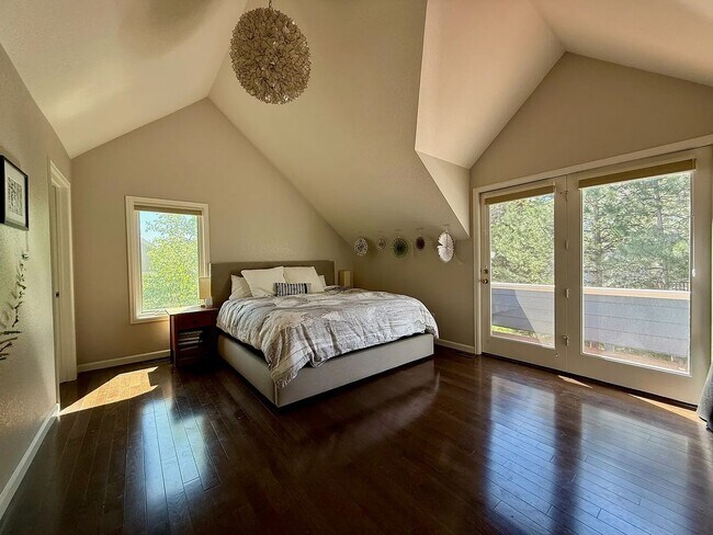 Building Photo - Furnished or Unfurnished: Updated 4 Bed 3....