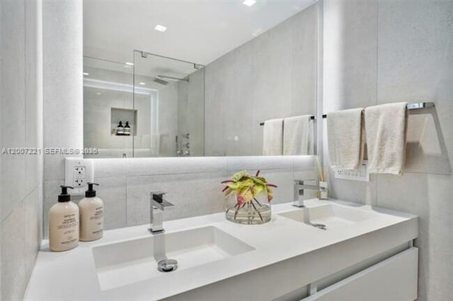 Building Photo - 2301 Collins Ave