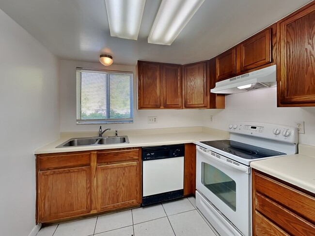 Building Photo - 2549 S Oak Ave
