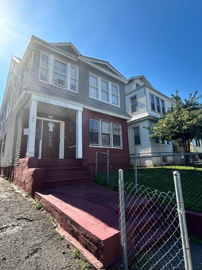 Building Photo - 142 Mapes Ave