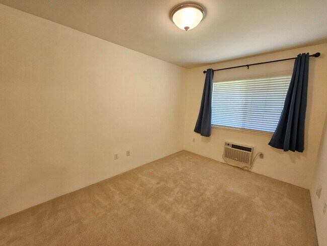 Building Photo - 2 Bed 1 Bath Condo 2 Parking ( Tandem parking right in front )