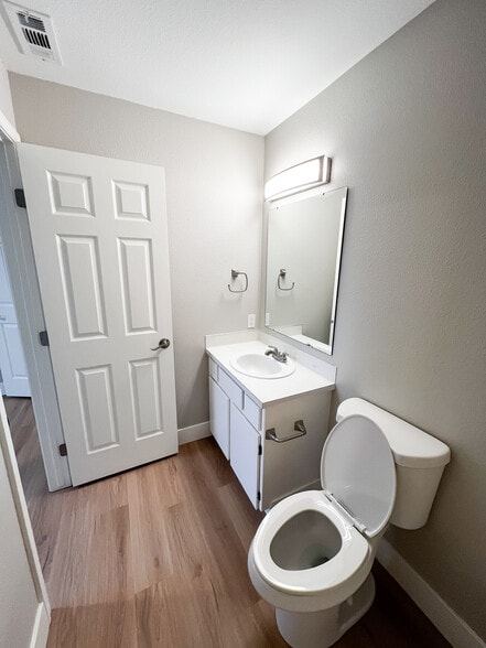 Bedroom 2 bathroom - 6521 W Lucky Ln