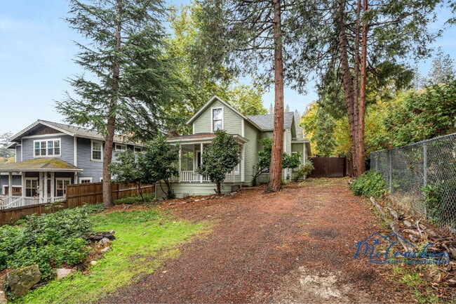 Building Photo - 698 Ashland St