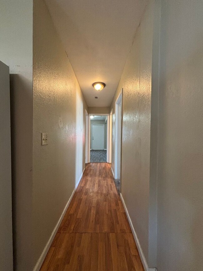 Building Photo - Spacious clean 5 bedroom 2 full bath home ...