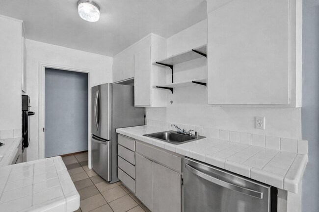 Building Photo - Limited-Time Offer: Get ½ Off Your First Month’s Rent! Sign a lease and move in within 30 days—mu...