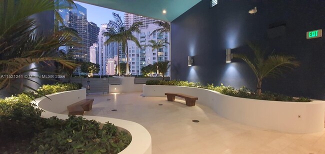 Building Photo - 1300 Brickell Bay Dr