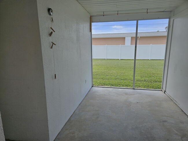 Building Photo - Annual Unfurnished 2 Bedroom, 2 Bath Duple...