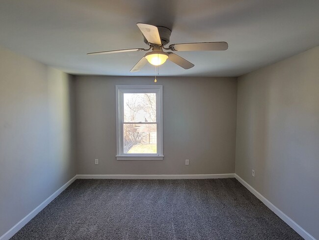 Building Photo - Remodeled rowhouse in Manchester