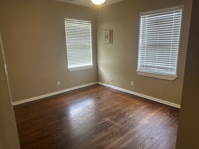 Building Photo - 114 Forest Oaks Ln