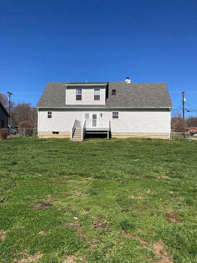 Building Photo - **Backyard offers Country Setting in City ...