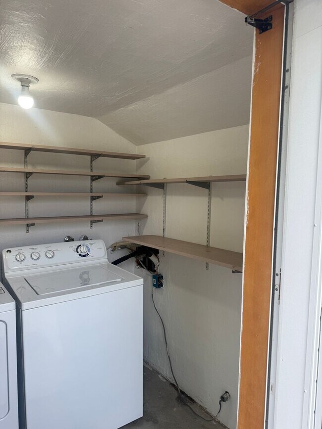 Building Photo - Furnished 1 bedroom in South Redding