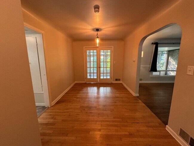 Building Photo - Charming 2 Bed, 1.5 Bath Home with Basement and Sunroom