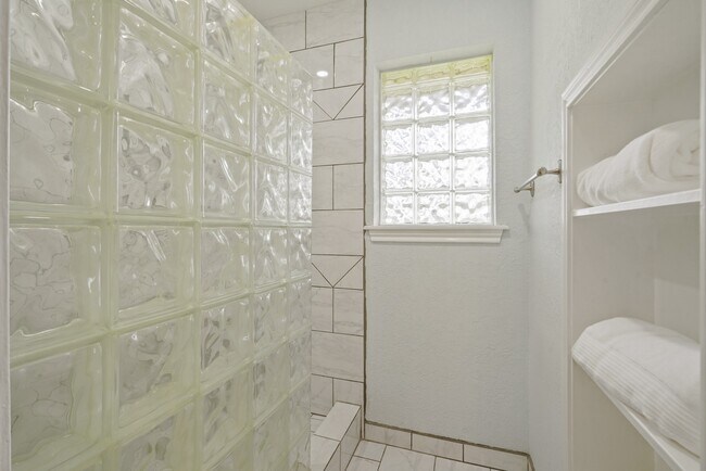 Building Photo - 5003 Mockingbird Ln