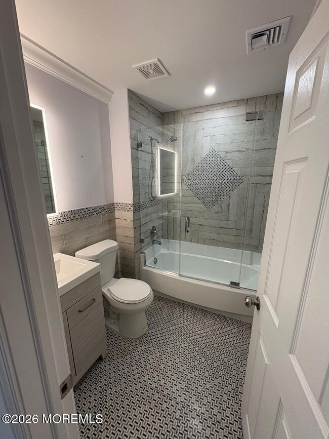 Building Photo - 217 Blaine Ave