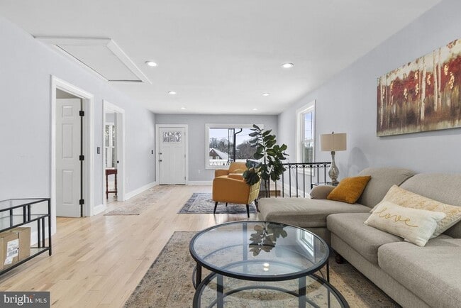 Building Photo - 4840 Hayes St NE