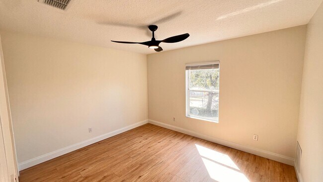 Building Photo - AWESOME 4BD/3BA in Orlando!!!